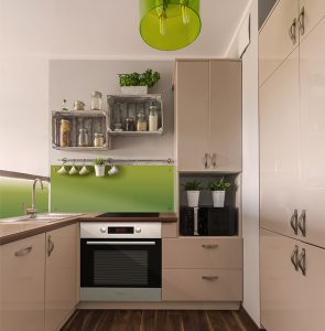 mala kuhinja krem boje sa zeleno belim zidom i Tesla mikrotalasnom