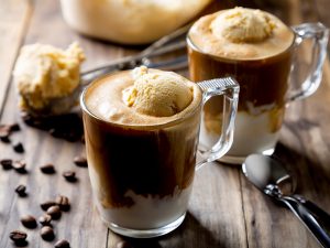 kremasta kafa sa sladoledom u providnim čašama