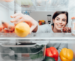 žena uzima hranu iz Tesla frižidera