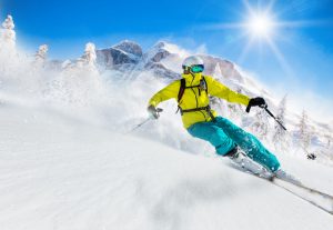 Sportista skija u ski odjeći 