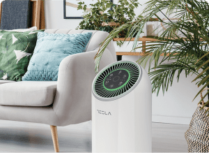 Tesla prečišćivač vazduha u prostoriji sa zelenim biljkama