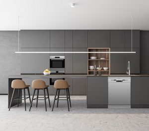 Combinația între dulapurile de bucătărie albe și aparatele din oțel inoxidabil creează un aspect curat și modern.
