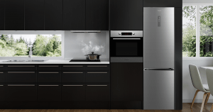 Negrul și oțelul inoxidabil creează împreună o atmosferă luxoasă în bucătărie. Corpurile de bucătărie negre sau cele cu detalii din oțel inoxidabil arată deosebit de impresionant.