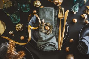HOW TO DECORATE A DARK KITCHEN FOR THE HOLIDAYS?
