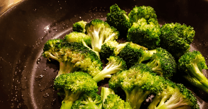 Pečen brokoli s sirovimi drobtinam